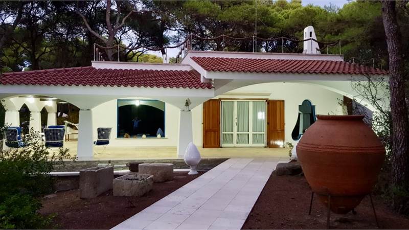 ELEGANTE VILLA IMMERSA NELLA NATURA A RIVA DEI TESSALI CASTELLANETA MARINA (TA) PERLA DEL MAR IONIO